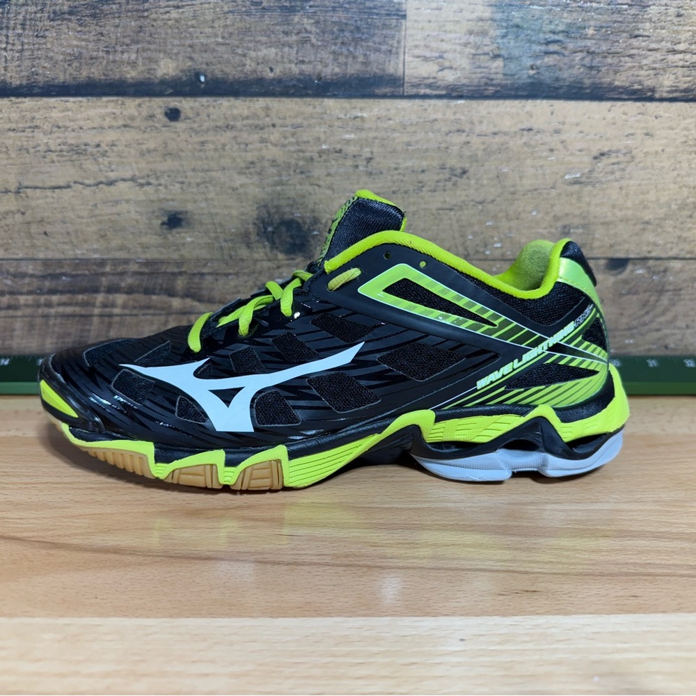 Mizuno Black and Lime Green Athletic Shoes